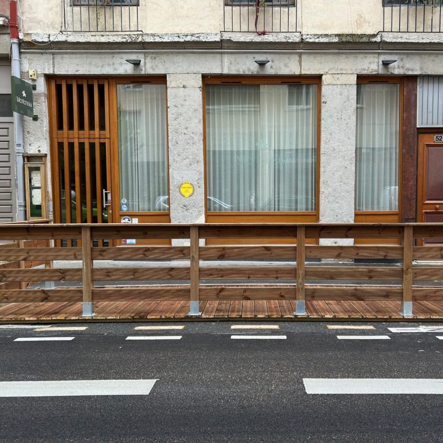 Terrasse en bois sur mesure, réalisée à Lyon pour le restaurant Mertensia