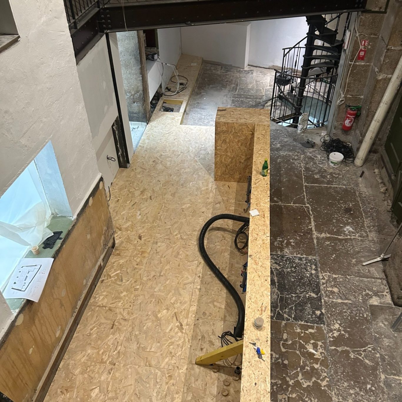 Estrade et bar à recouvrir réalisés pour un restaurant sur Lyon