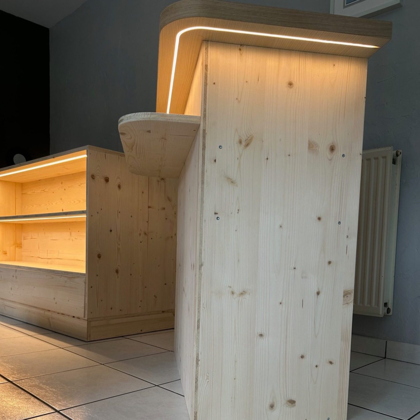Meuble en pin sur mesure avec lumières led intégrées pour une épicerie fine sur Lyon