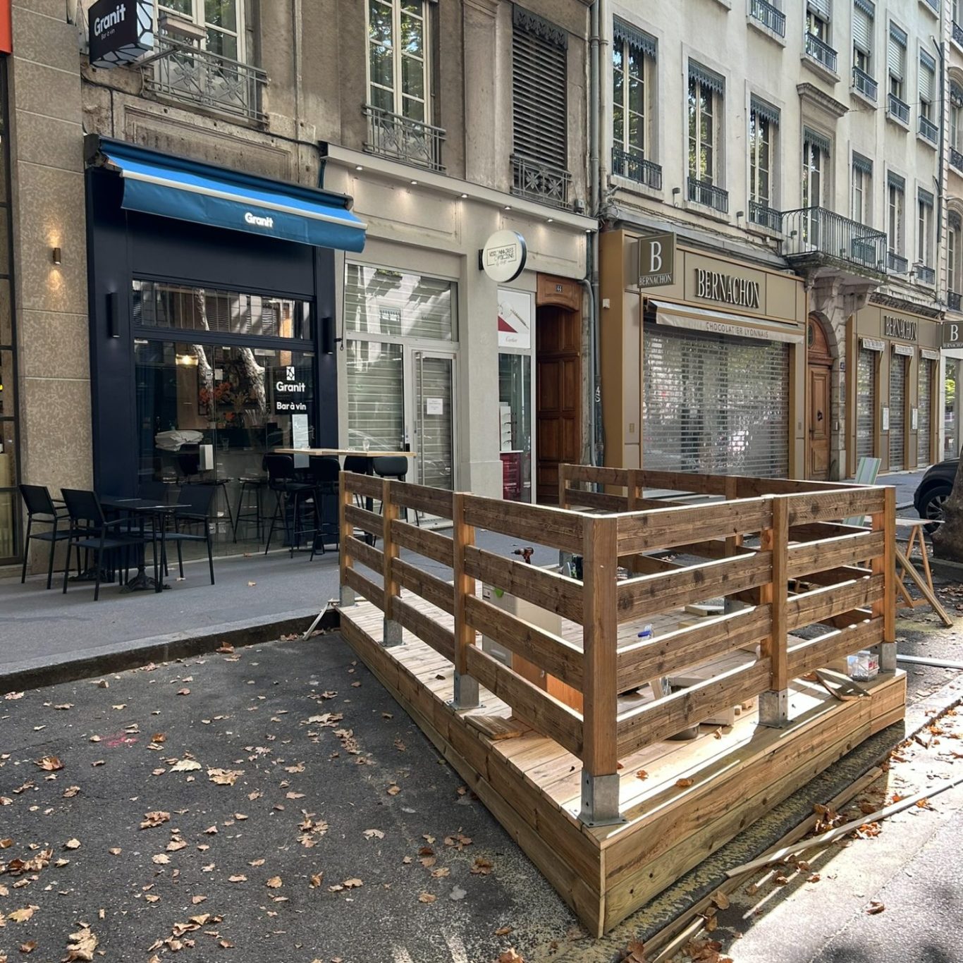 Terrasse en bois sur mesure, réalisée à Lyon pour un bar