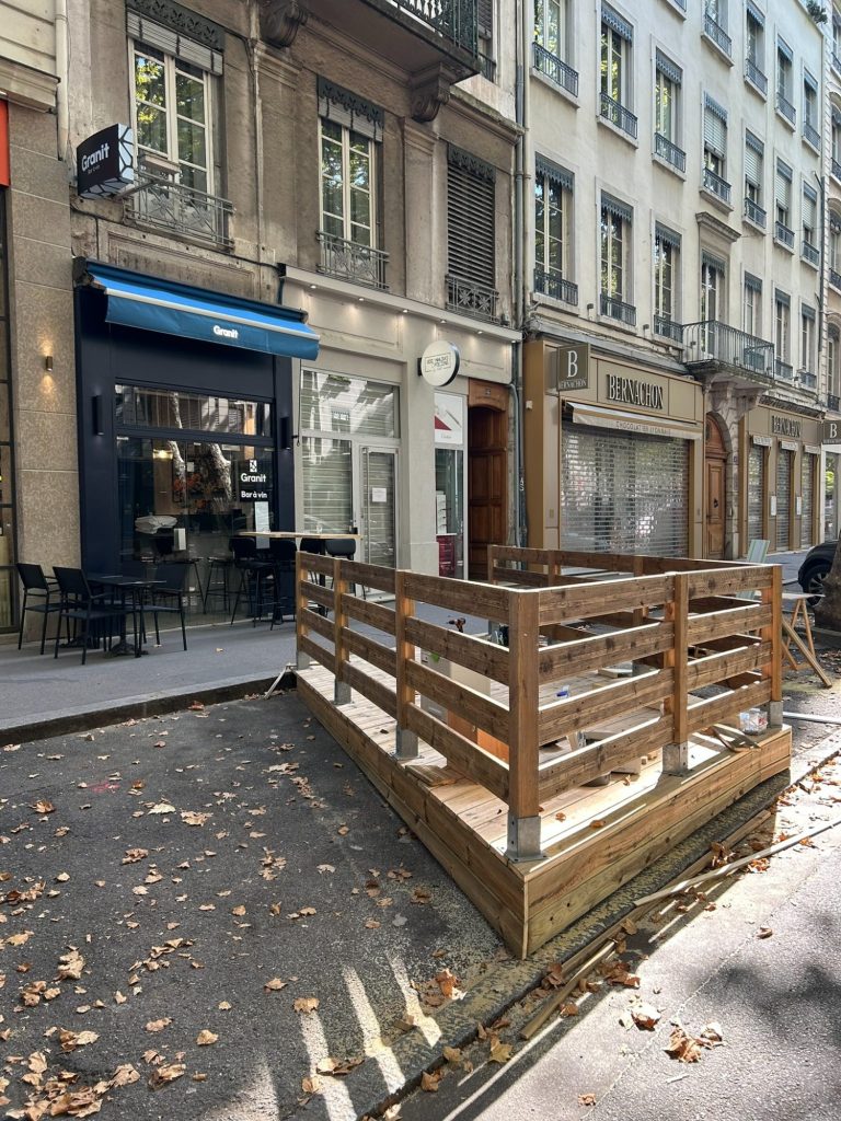 Terrasse en bois sur mesure, réalisée à Lyon pour un bar