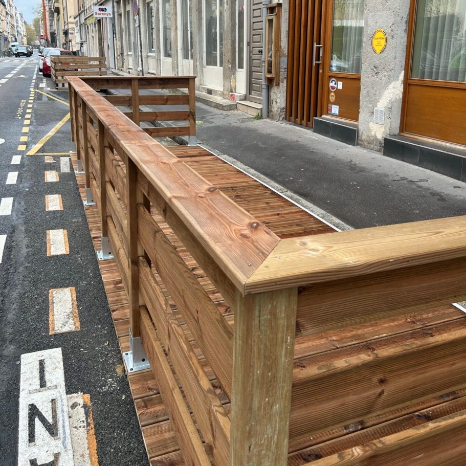 Terrasse en bois sur mesure, réalisée à Lyon pour un restaurant

