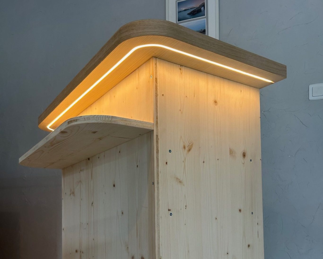 Meuble en pin sur mesure avec leds intégrées pour une épicierie fine sur lyon